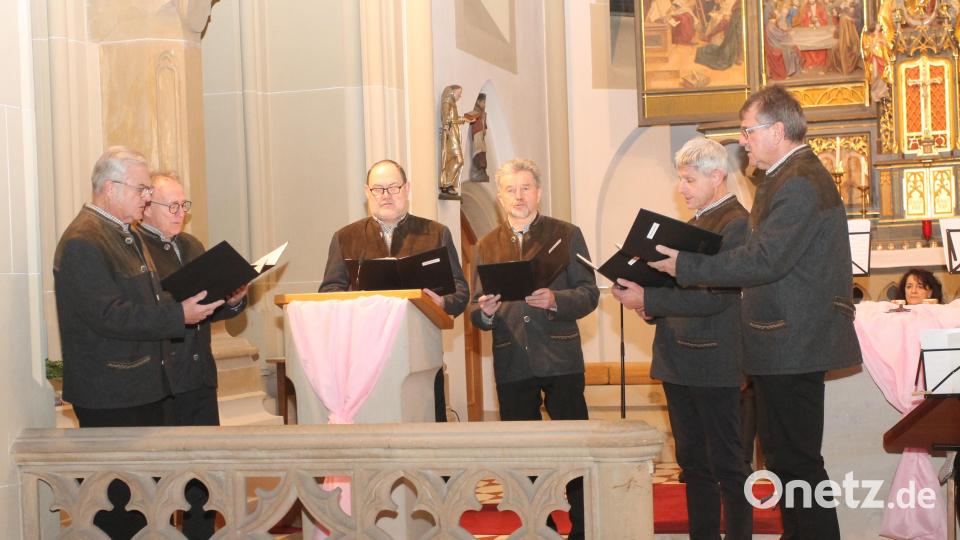 Die Pleysteiner Sänger stimmen auf Weihnachten ein, darunter mit dem &quot;Verkündigungslied&quot;. Bild: pi