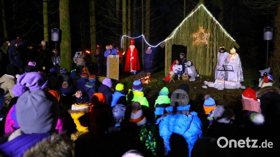 Groß ist die Schar der Besucher, die an der Viehberger Waldweihnacht teilnehmen will. Bild: oe