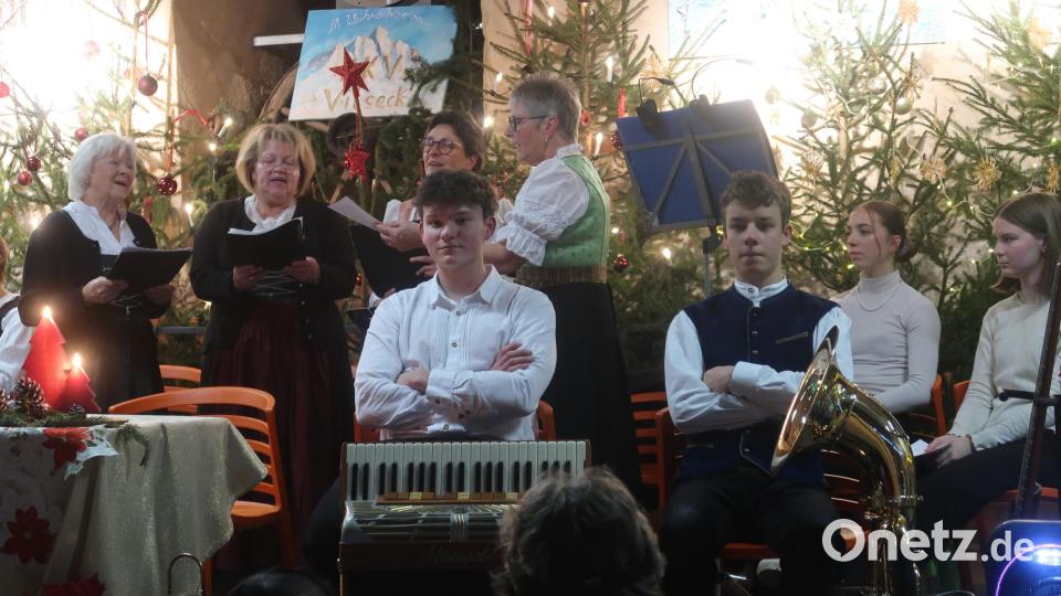 Den Vorträgen vom Schlichter Vierg'sang lauschen auch die jungen Musiker Simon Hefner und Johannes Michel (vorne) sowie Lea Rittner und Susanne Ratzke (rechts hinten). Bild: rha