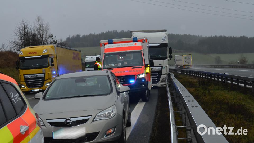 Ein Lkw-Fahrer starb nach einem medizinischen Notfall, in dessen Folge er in unmittelbarer Nähe zum Rastplatz Wittschauer Höhe in Fahrtrichtung Nürnberg in die Mittelleitplanke fuhr. Bild: dob