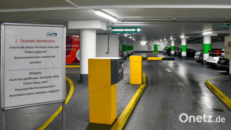 Die erste Stunde ist das Parken in der Sulzbach-Rosenberger Tiefgarage kostenlos. Dennoch nehmen viele, die für kurze Einkäufe in die Altstadt fahren, das Angebot nicht wahr, weil das Parken direkt vor den Geschäften bequemer ist und sie nicht in dem engen Parkhaus rangieren wollen. Bild: Petra Hartl