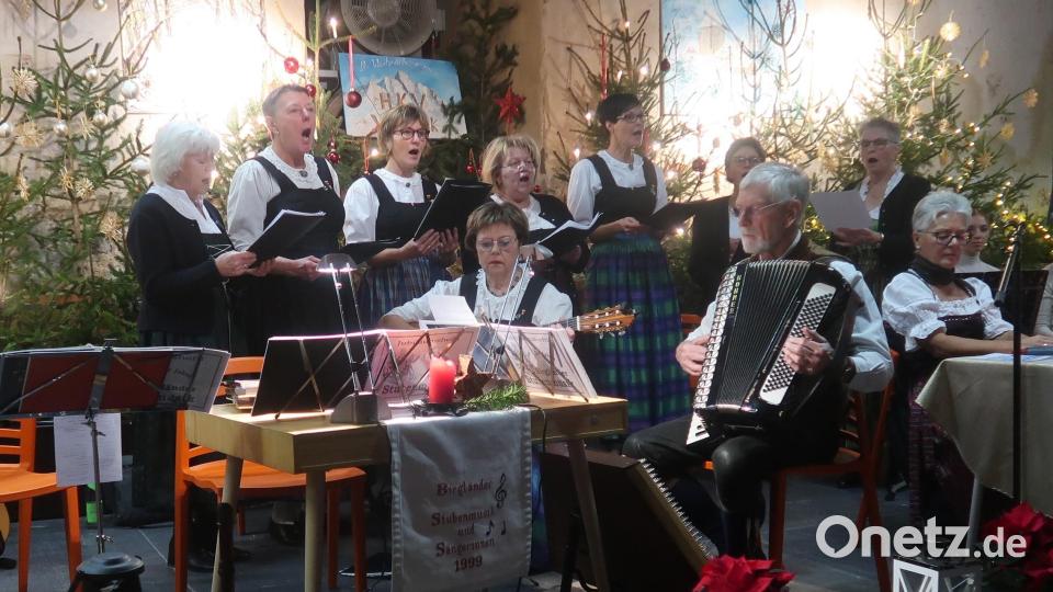 Ein abwechslungsreiches Programm bieten die Mitwirkenden im festlich geschmückten Kirwastodl auf Burg Dagestein. Der Schlichter Vierg'sang und die Birgländer Sängerinnen stimmen auf Weihnachten ein. Am Tisch sitzend die HKV-Vorsitzende Barbara Schneider. Bild: rha