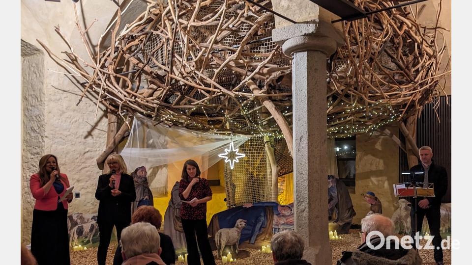Irene Träxler (Mitte), eröffnet Advent unterm Nest, dem faszinierenden Kunstobjekt von Jakub Nepraš. Bild: eib