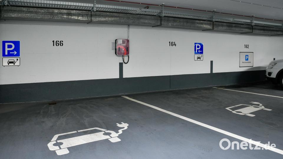 Seit 2022 gibt es auch eine E-Ladesäule mit zwei zugehörigen Parkplätzen. Im Werkausschuss wurde die Forderung laut, darauf in der Innenstadt mit Schildern noch besser hinzuweisen. Bild: Petra Hartl
