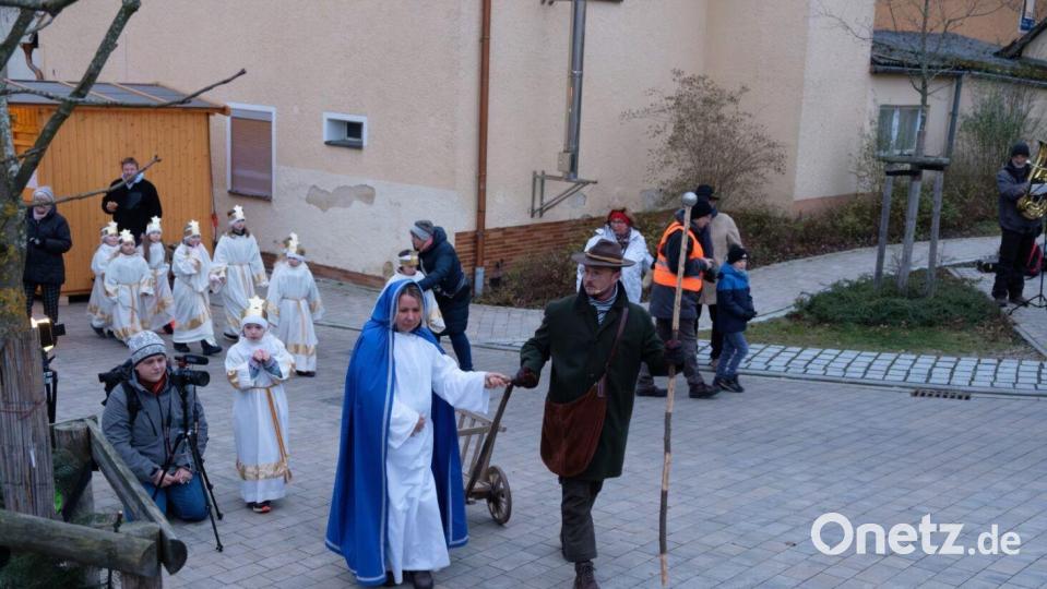 Die Oberpfälzer Herbergssuche führt durch die Ortschaft Poppenricht. Bild: Christian Widmann