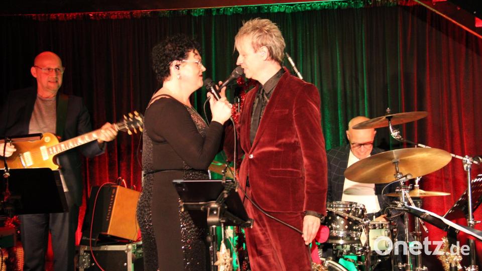 Zwei Ausnahmestimmen die sich auf der Bühne blendend verstehen: Steffi Denk und Markus Engelstädter, begleitet von hervorragenden Musikern und Backgroundsängerinnen verzauberten das Publikum bei vier ausverkauften Konzerten mit &quot;Christmas Classics&quot;. Bild: prh