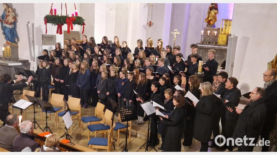 Ein Hörgenuss, der auf Weihnachten Freude macht: Der Gemeinschaftschor des Nabburger Gymnasiums. Bild: mab