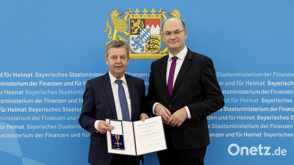 Bernhard Meiler aus Oberwildenau (links) erhält von Finanz- und Heimatminister Albert Füracker (rechts) das Bundesverdienstkreuz. Bild: Christian Blaschka