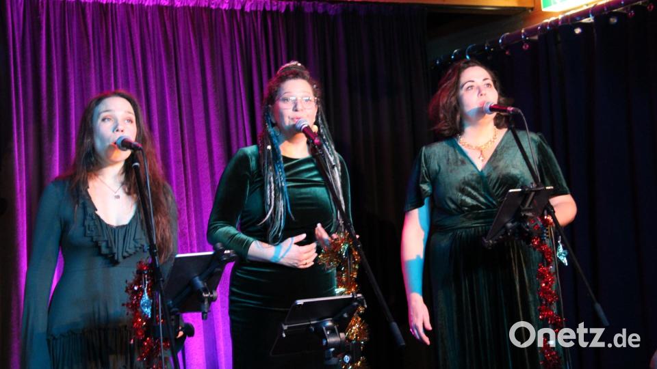 Die &quot;Divettes&quot; mit Margot Gerlitz, Annika Fischer und Esther Baar (von links) glänzten nicht nur als Backgroundchor. Bild: prh