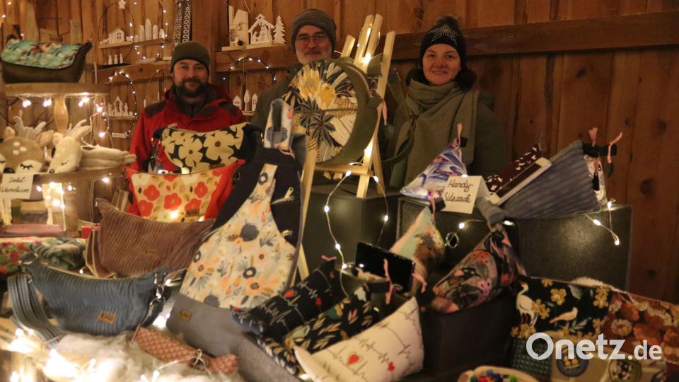 Ein großes adventliches Angebot an den Ständen lädt die Besucher zum Bummeln durch den Vilshofener Weihnachtsmarkt ein. Bild: mrr