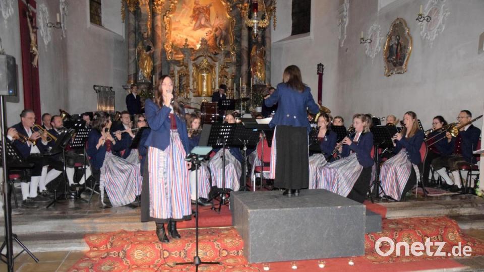 Ein unter die Haut gehendes Finale erleben mehrere Hundert Zuhörer beim Weihnachtskonzert der Trachtenkapelle Hohenburg unter der Leitung von Anja Paulus mit dem Hit &quot;Gabriellas Säng&quot;, das Tanja Fruth eindrucksvoll in schwedischer Sprache vortrug. Bild: bö