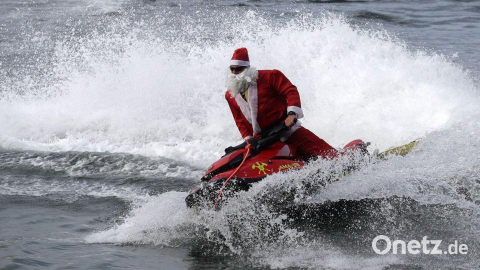 Der als Nikolaus verkleidete Feuerwehrmann ist Rettungsschwimmer (Foto aktuell). Bild: Bruna Prado/AP Photo/dpa