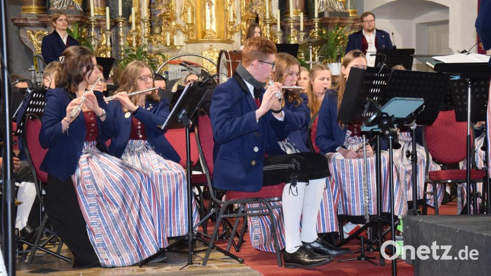 Einen großen Schritt auf Weihnachten zu - die Trachtenkapelle Hohenburg hat mit ihrem Konzertreigen wieder einmal Akzente für die Menschen in der Region gesetzt. Bild: bö