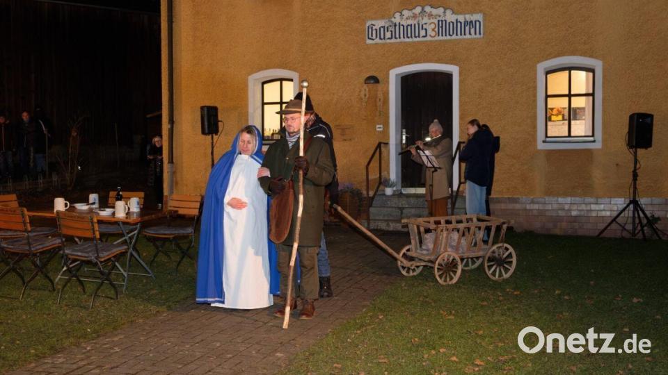 Bei der Oberpfälzer Herbergssuche in Poppenricht wird aus dem Pfarrheim das Gasthaus &quot;Drei Mohren&quot;. Bild: Christian Widmann