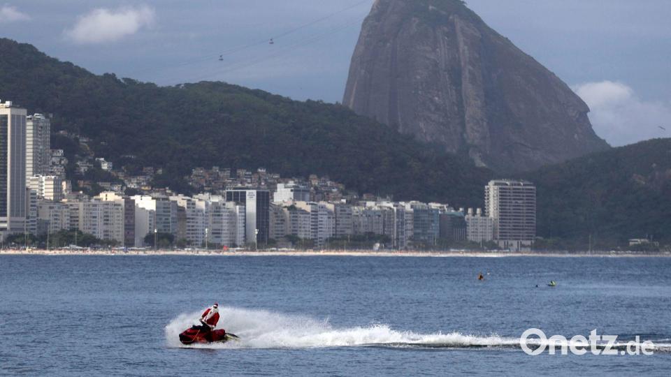 Für die Kinder gab es Geschenke vom Jetski aus. Bild: Bruna Prado/AP Photo/dpa