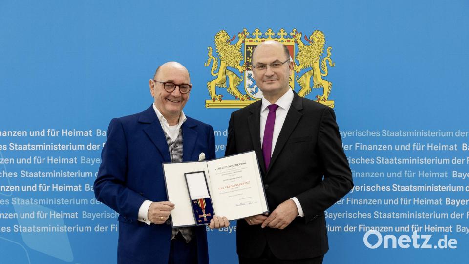 Auch der Eslarner Friedrich Möstl, ehemaliger Landtagsabgeordneter (links), erhält von Albert Füracker (rechts) das Bundesverdienstkreuz. Bild: Christian Blaschka
