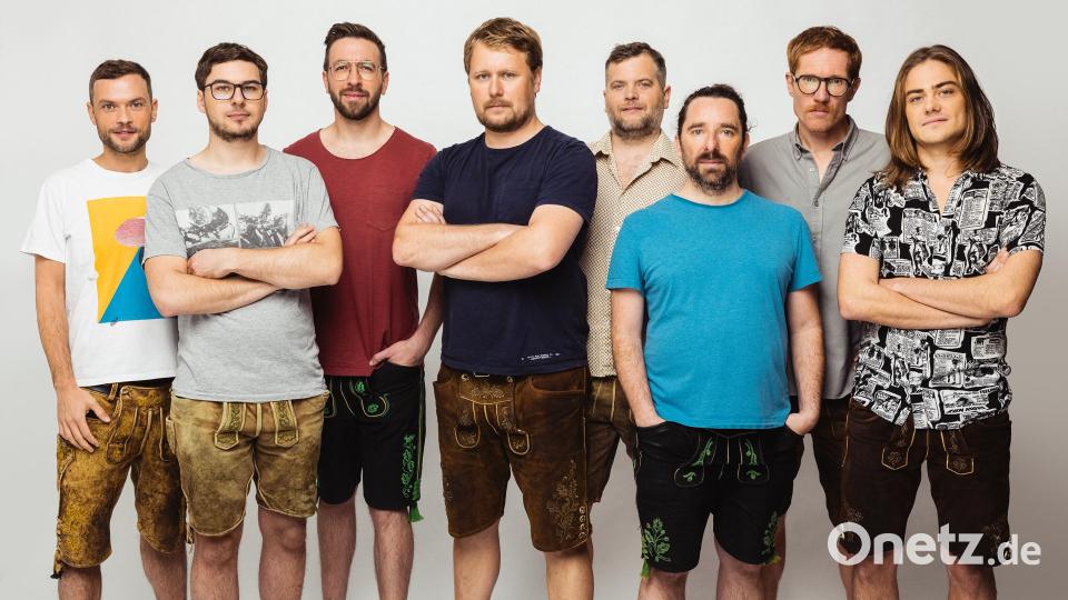 Die Band LaBrassBanda mit Frontmann Stefan Dettl (Vierter von links) ist ein weiteres Konzert-Highlight in Schwarzenfeld. Bild: Davis Königsmann/exb
