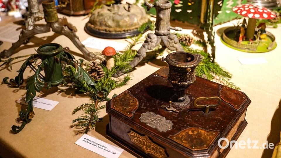 In früheren Zeiten lohnte auch ein Blick unter den Baum: Christbaumständer waren regelrechte Schmuckstücke. Bild: Sylvia Schmon/exb