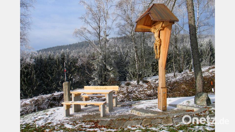 Im Sonnenschein des Neujahrstages strahlt das neue Kreuz Ruhe und Zufriedenheit aus. Bild: bkr