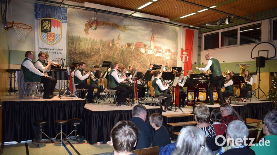Zum Jahresausklang gibt die Ammerthaler Blaskapelle unter der Leitung von Dirigent Philipp Senft ein Konzert, das viel Beifall erhält. Bild: oe