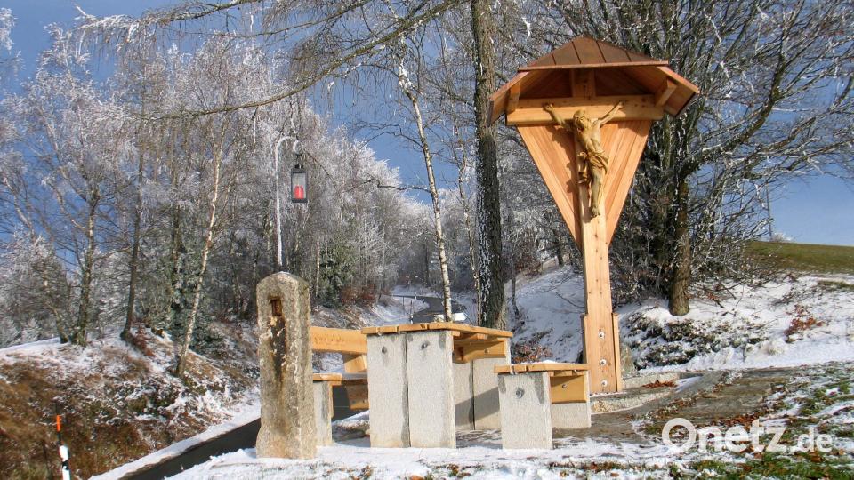 An der Gemeindeverbindungsstraße zum ehemaligen Hubertushof und heutigen Atemhaus steht erhöht am Wanderweg zur Tauritzmühle das Zausenkreuz. Bild: bkr