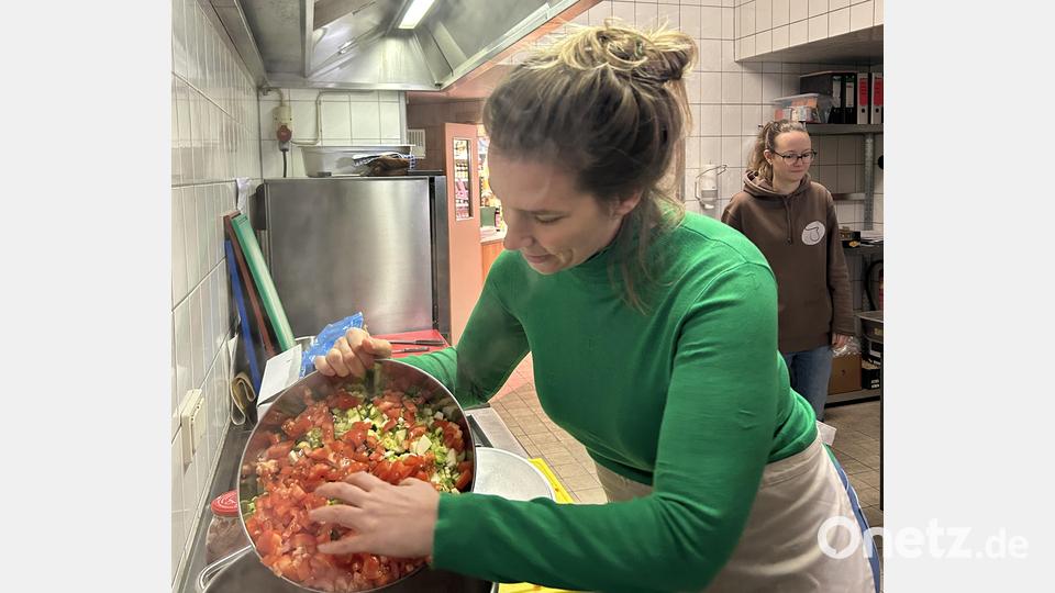 Die Bündnisgrüne Laura Weber hat beim Kochen einer Gemüse-Lasagne geholfen. Bild: Gabi Eichl/exb