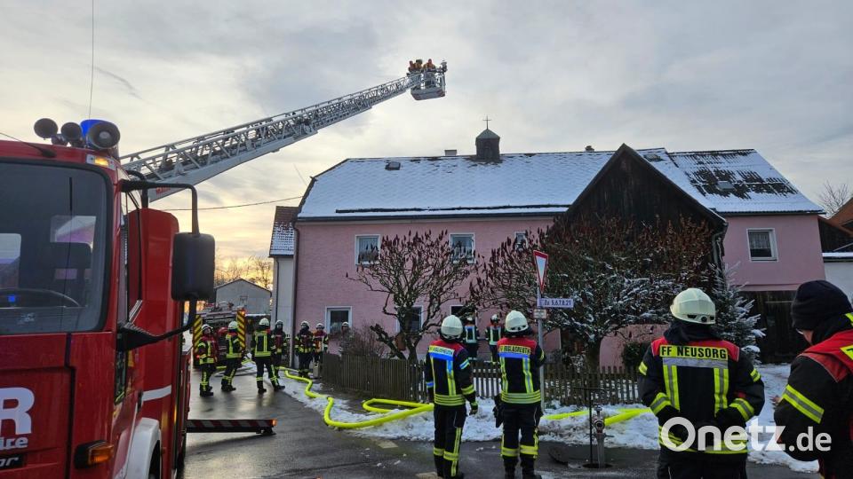 Wegen Rauchentwicklung sowie Feuer- und Funkenflug musste am 1. Januar die Feuerwehr nach Wernersreuth ausrücken. Bild: obe