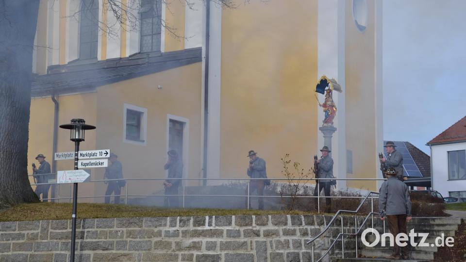 Die Moosbacher Böllerschützen schießen am Neujahrmorgen auf dem Marktplatz in Moosbach das neue Jahr 2025 an. Beim Abschuss entwickelt sich sehr viel Rauch. Bild: gi