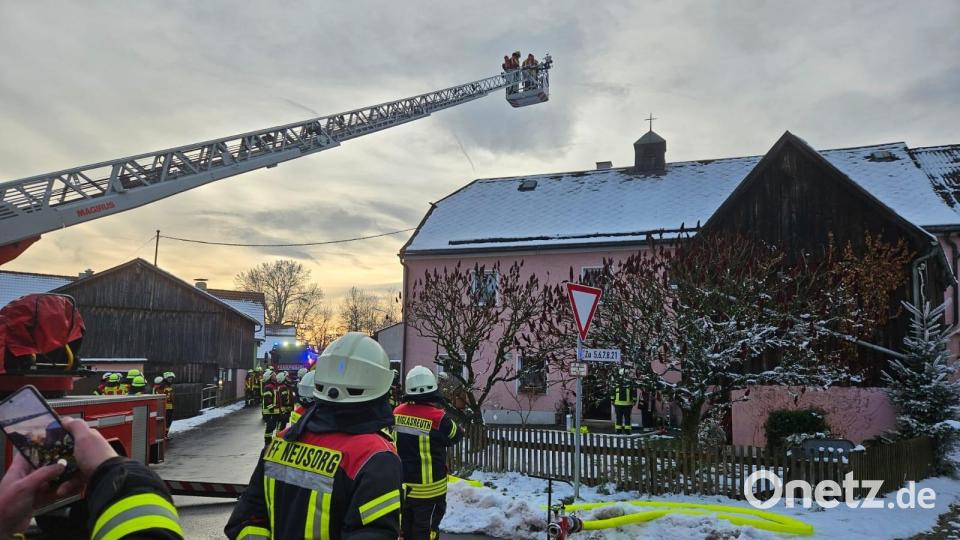 Wegen Rauchentwicklung sowie Feuer- und Funkenflug musste am 1. Januar die Feuerwehr nach Wernersreuth ausrücken. Bild: obe
