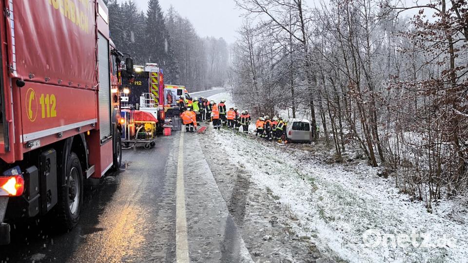 Die Feuerwehr musste den Fahrer schonend aus dem Unfallwagen befreien. Bild: jma