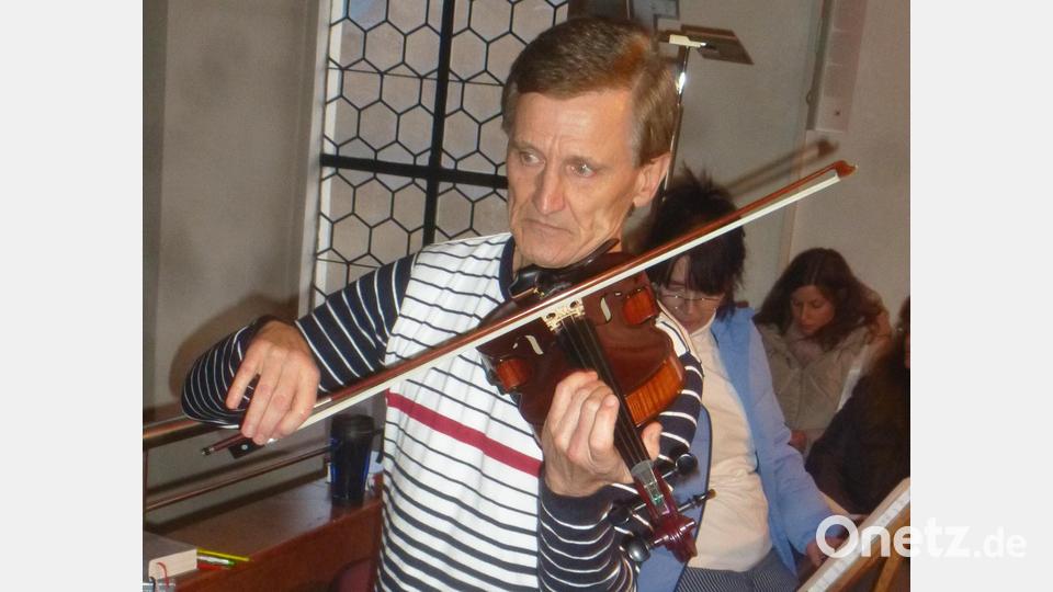 Hans Wiendl beeindruckt mit Geigenmusik. Bild: mad
