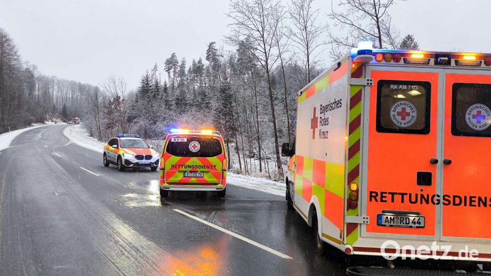 Mit dem Rettungsdienst kam der Fahrer ins Klinikum Amberg. Bild: jma
