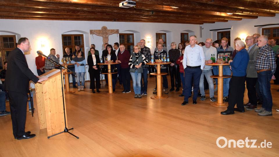Viele Bürger und weitere Gäste kommen am ersten Tag des neuen Jahres zum Neujahrsempfang in das Hohenburger Rathaus. Ihnen versichert Bürgermeister Florian Junkes (links), dass ihm der Dialog mit der Bürgerschaft besonders am Herzen liegt. Bild: bö