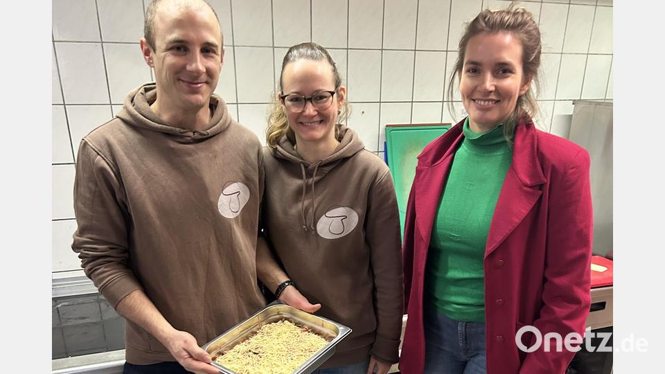 Der Bio-Laden &quot;Schwammerl&quot; beliefert Kinder in Schulen und Kindergärten mit frischen Bio-Gerichten. Laura Weber von den Grünen (rechts) half Michael Wildenauer und seiner Frau Franziska beim Kochen einer Gemüse-Lasagne. Bild: Gabi Eichl/exb