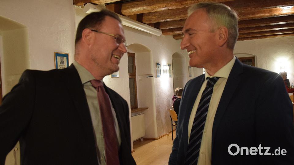 Zum Neujahrempfang kann Bürgermeister Florian Junkes (links) auch MdL Harald Schwartz begrüßen. Bild: bö