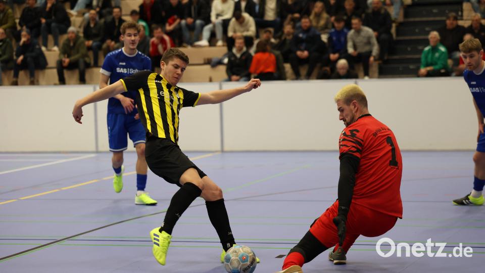 Frederic Schüll (links) und der ASV Burglengenfeld setzten sich im Endspiel des Kia-Cups gegen die SpVgg SV Weiden II (im Bild Torhüter Marko Smodlaka) durch. Bild: Dieter Jäschke