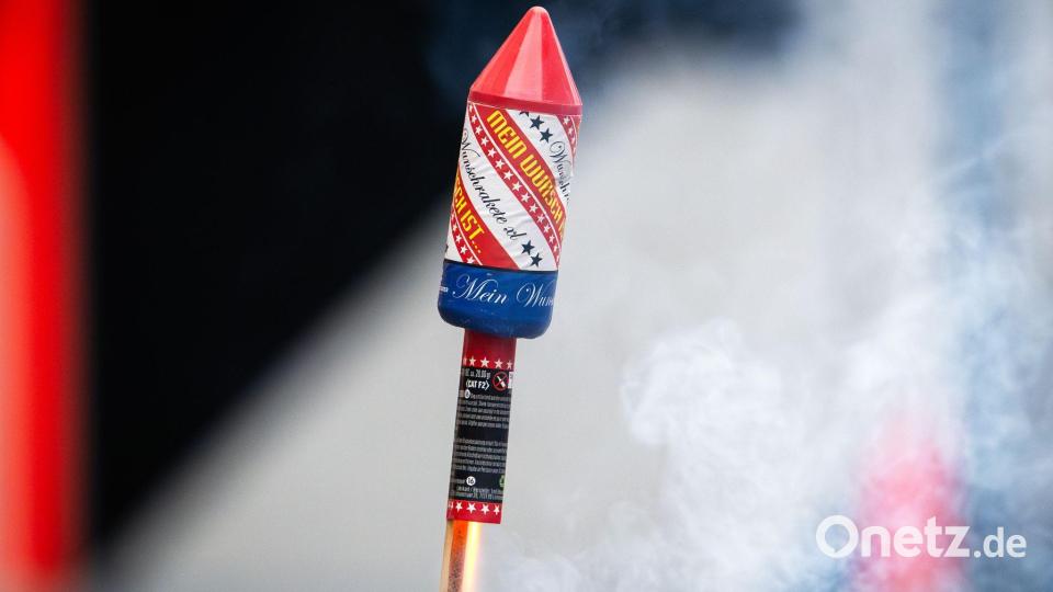 Die brennende Rakete beschädigte in der Wohnung lediglich Möbel. (Symbolbild) Bild: Soeren Stache/dpa