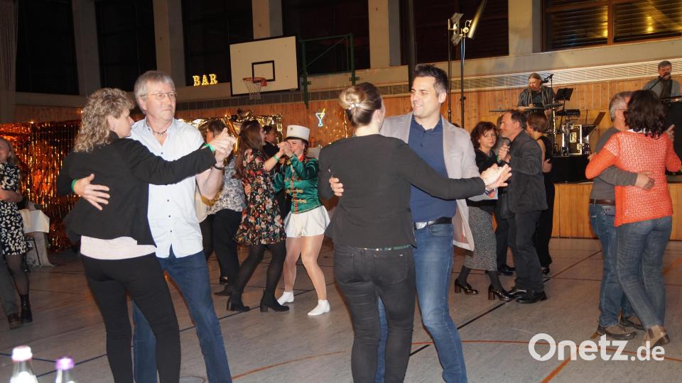 Auch Bürgermeister Rudolf Teplitzky und seine Gattin sind von der Musik begeistert und schwingen eifrig das Tanzbein. Bild: wel
