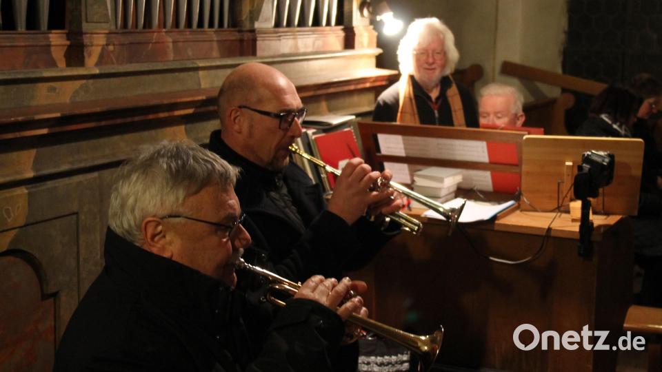 Auf der Empore musizieren Josef Bierlmeier, Stefan Binder, Albert Schönberger und Paul Windschüttl (von links). Bild: dl