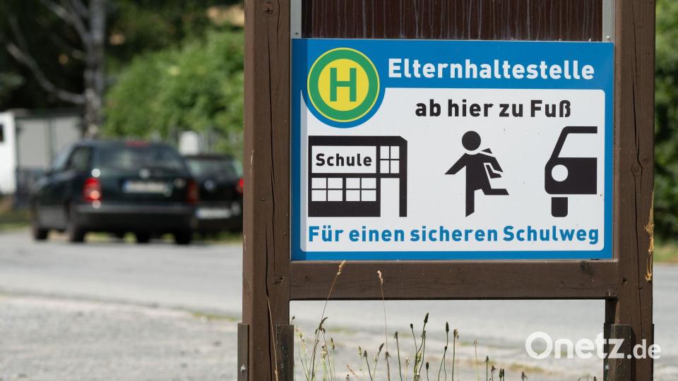 „Elterntaxis“ sind selten gern gesehen. (Symbolbild) Bild: Sebastian Kahnert/dpa