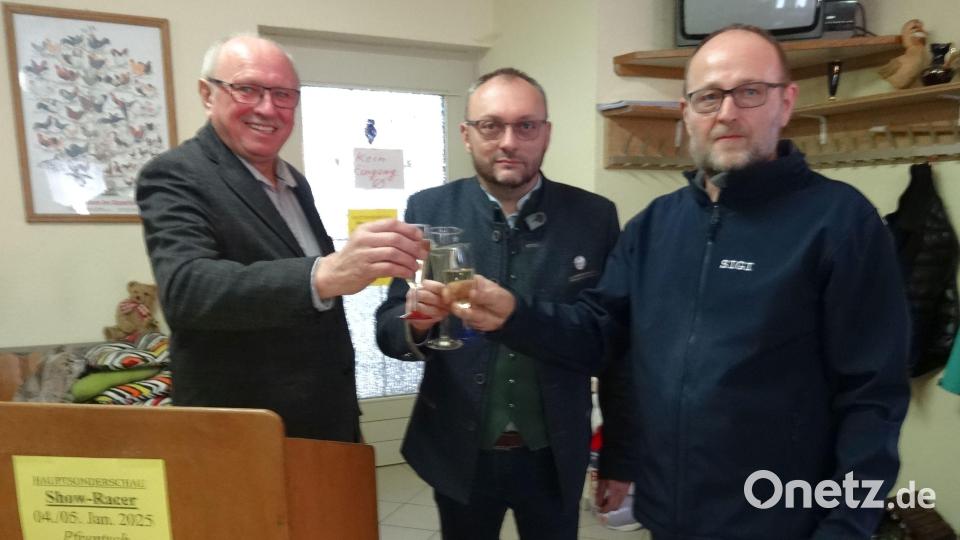Einen reibungslosen Ablauf bei der Ausstellung wünschen Leiter Sigi Rupp der 1. Bürgermeister Markus Bauriedl und 3. Ewald Zetzl (von rechts). Bild: gz
