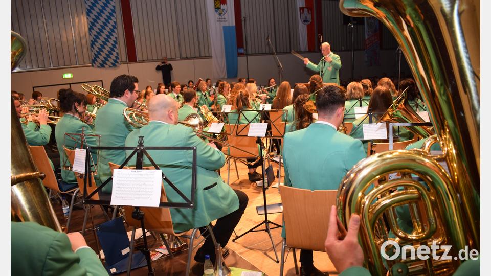 Die musikalische Leitung des Neujahrskonzertes liegt in den Händen von Markus Ferstl, der seine Musiker zu Höchstleistungen animiert. Bild: bnr
