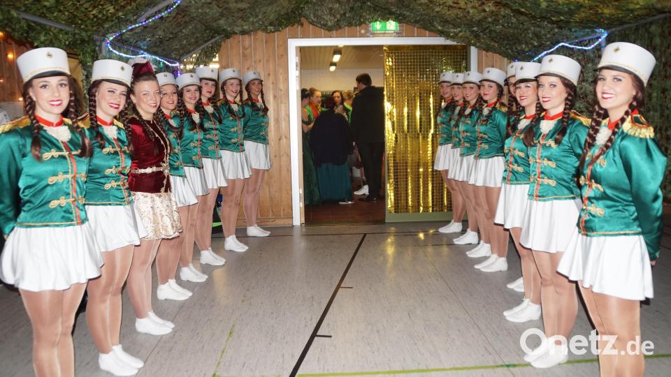 Die Prinzengarde begrüßt die Gäste am Eingang. Bild: wel