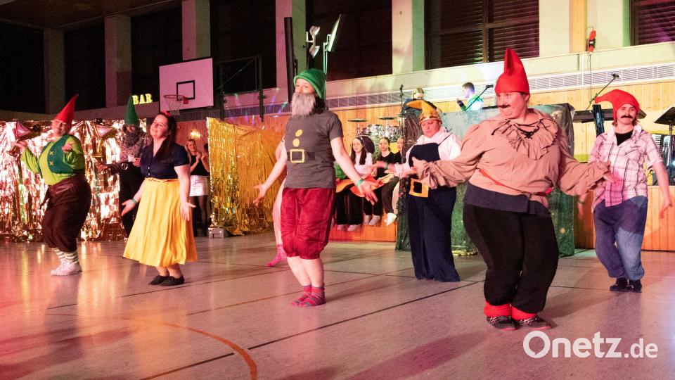 Die &quot;Dancing Chicks&quot;, bestehend aus Müttern der Tänzerinnen, entführen in den Märchenwald Bild: wel