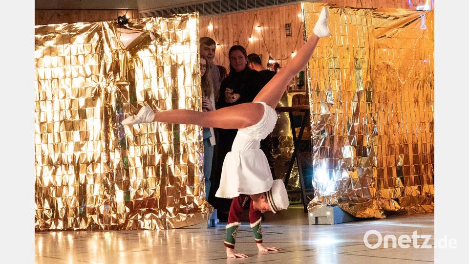 Tanzmariechen Anna Augustin zeigt ihre Beweglichkeit. Bild: wel