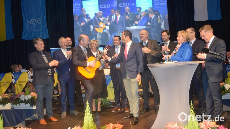 Ein Geschenk mit fröhlicher Wirkung: Der Vorsitzende der EVP-Fraktion und Hobbymusiker Manfred Weber spielte beim Neujahrsempfang der CSU zwischen den klatschenden Lokalgrößen der Partei ein kurzes Lied mit der Gitarre. Bild: fz