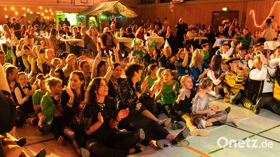 Bewegungslieder und Polonaise treiben die Stimmung nach oben. Bild: wel