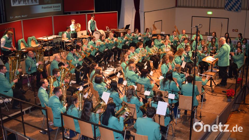 Das Neujahrskonzert der Jugendblaskapelle Nabburg unter der Leitung von Markus Ferstl bietet ein Klangerlebnis der Extraklasse. Die 73 Musiker nehmen die Besucher mit auf eine musikalische Zeitreise. Bild: bnr