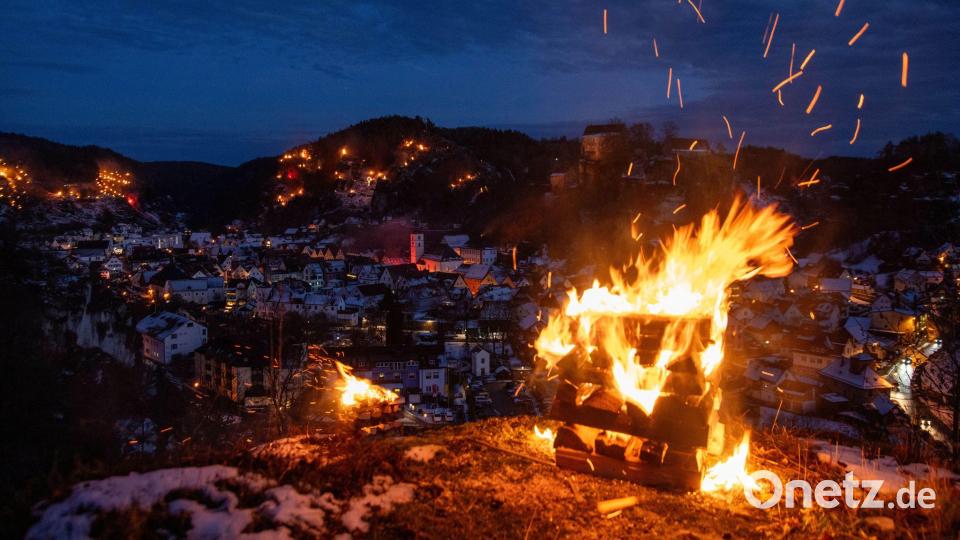 Die Bergfeuer sind eine besondere Tradition. Bild: Pia Bayer/dpa