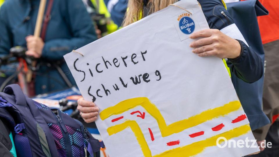 Vielerorts setzen sich Eltern für einen sicheren Schulweg ein. (Symbolbild) Bild: Peter Kneffel/dpa